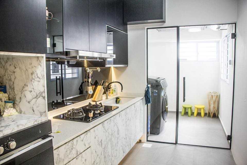 Modern Kitchen with Countertop and Homogeneous Tiles