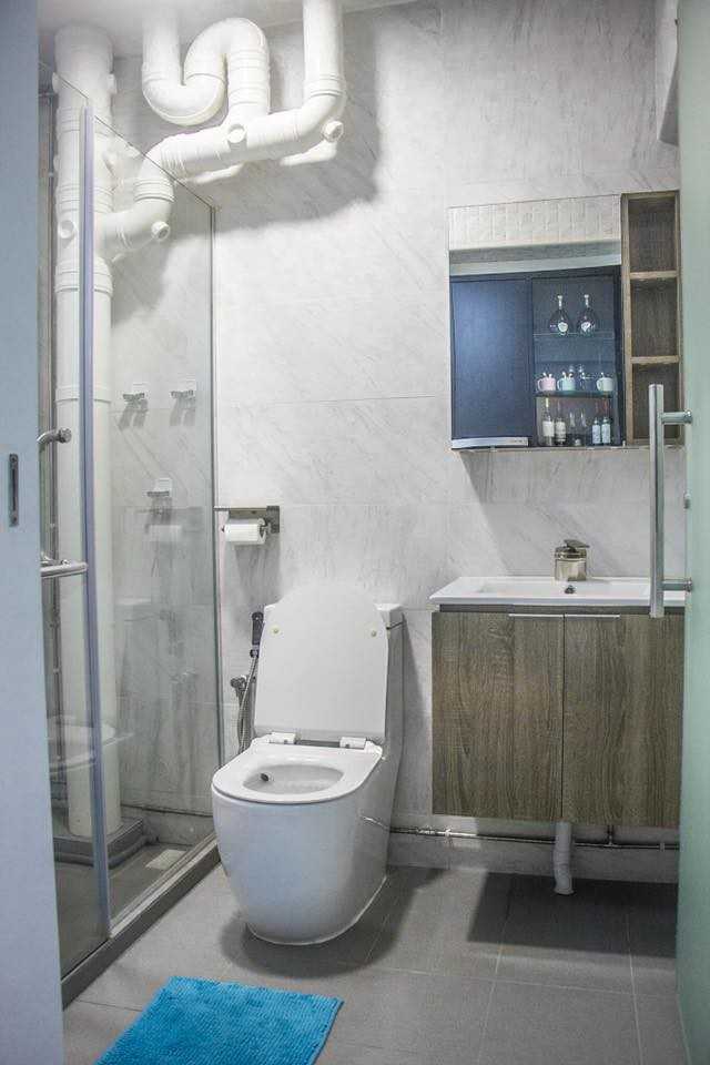 Modern Bathroom with Countertop and Homogeneous Tiles
