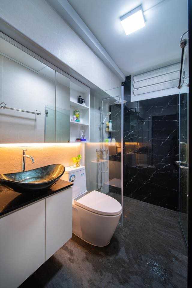 Modern Bathroom with Countertop and Homogeneous Tiles