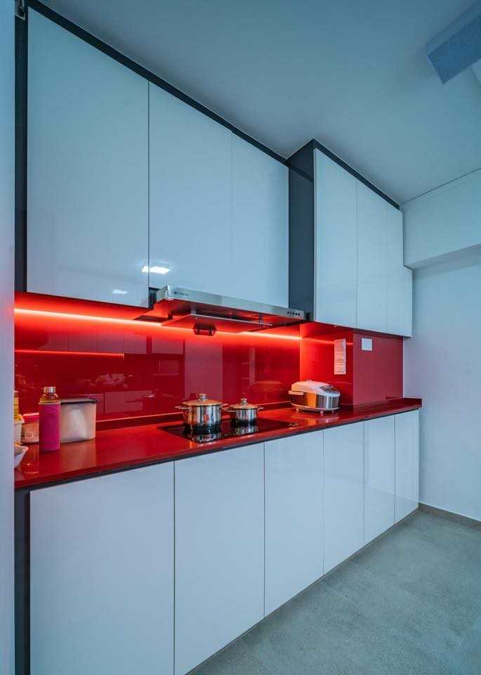 Modern Kitchen with Countertop and Homogeneous Tiles