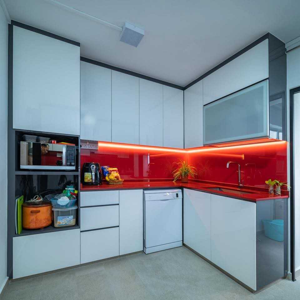 Modern Kitchen with Countertop and Homogeneous Tiles