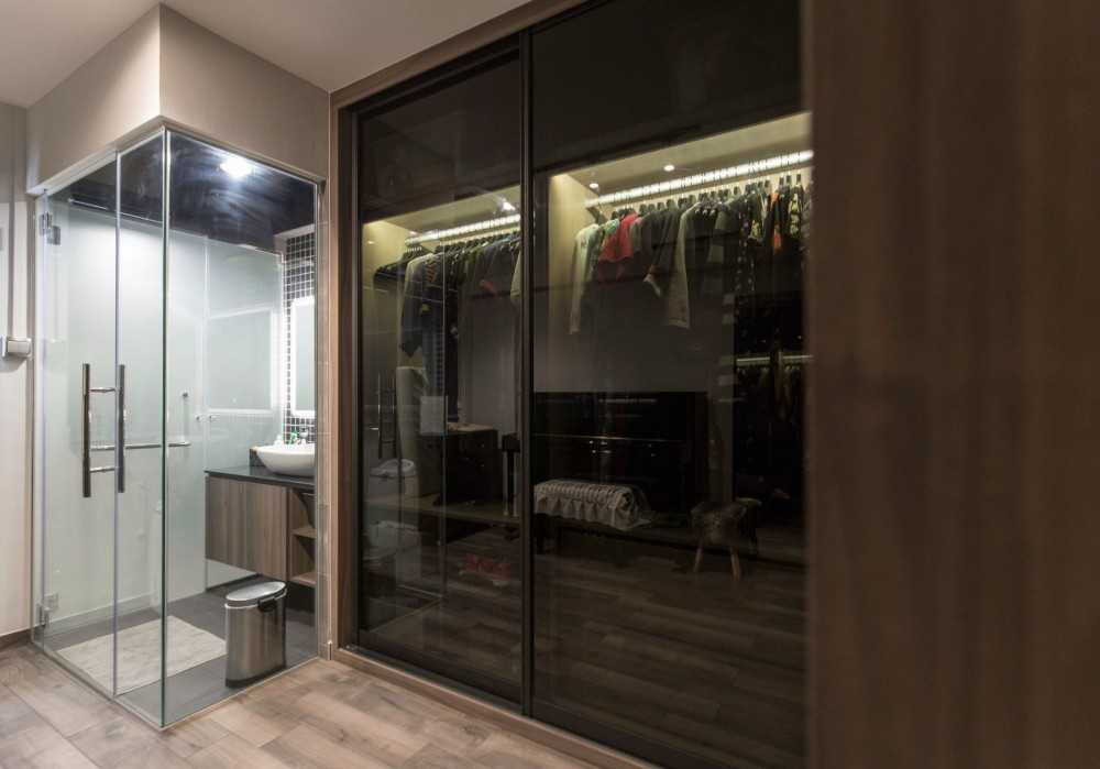 Contemporary Walk-in Wardrobe with Mirror and Wardrobe