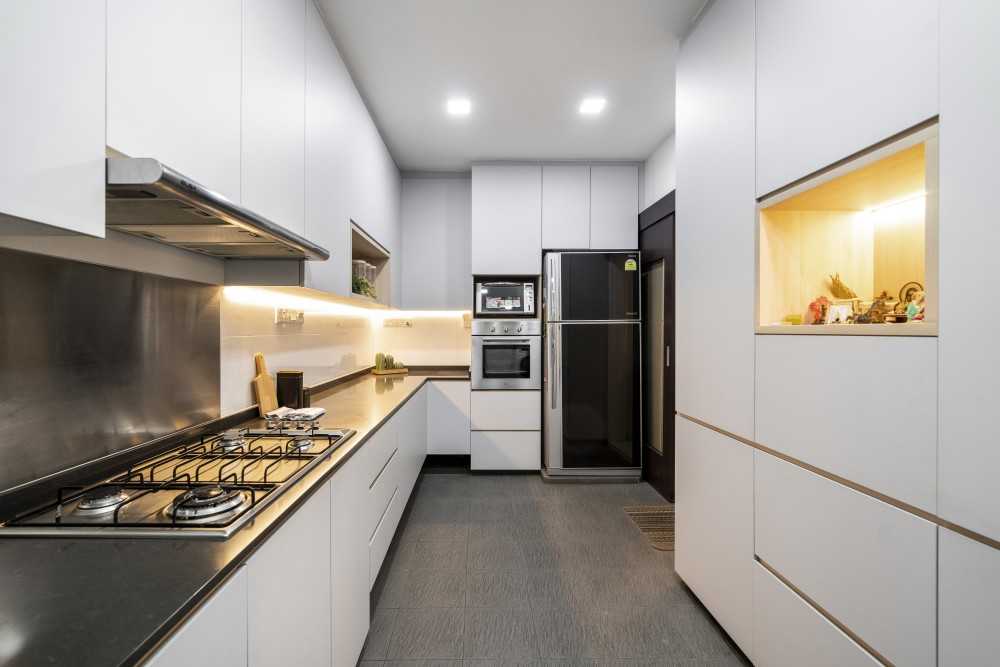 Minimalist Kitchen with Countertop and Homogeneous Tiles