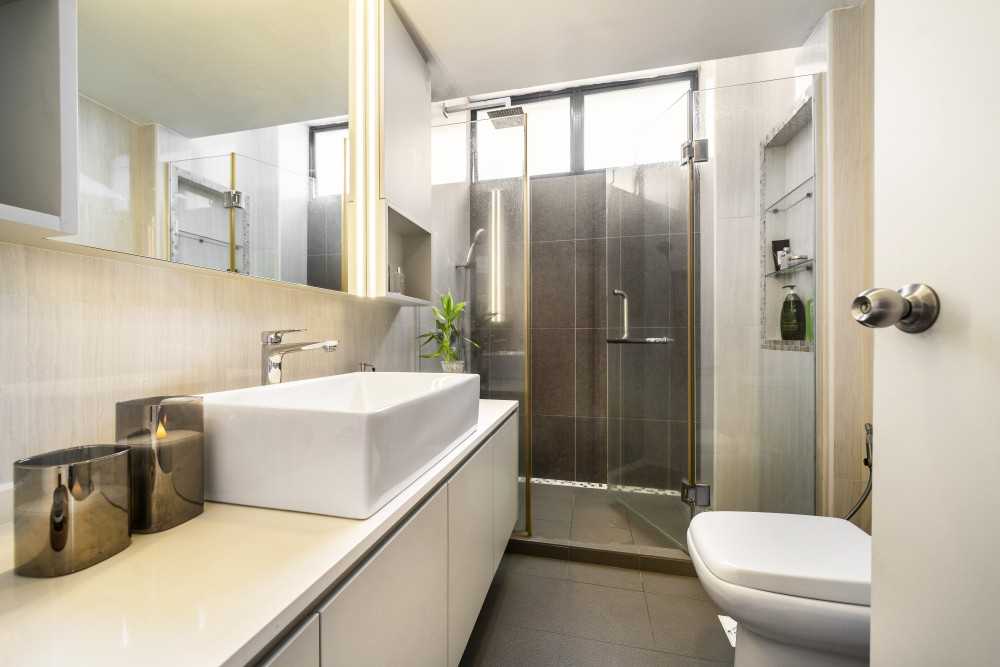 Minimalist Bathroom with Homogeneous Tiles and Rainshower