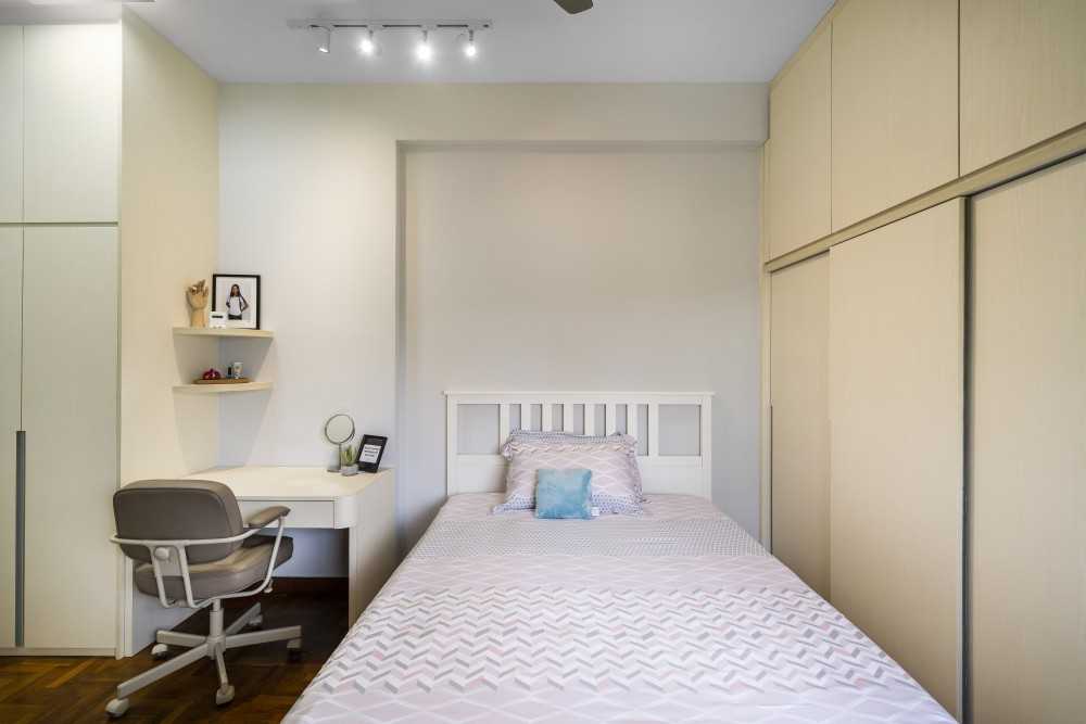Minimalist Bedroom with Ceiling Fan and Closet