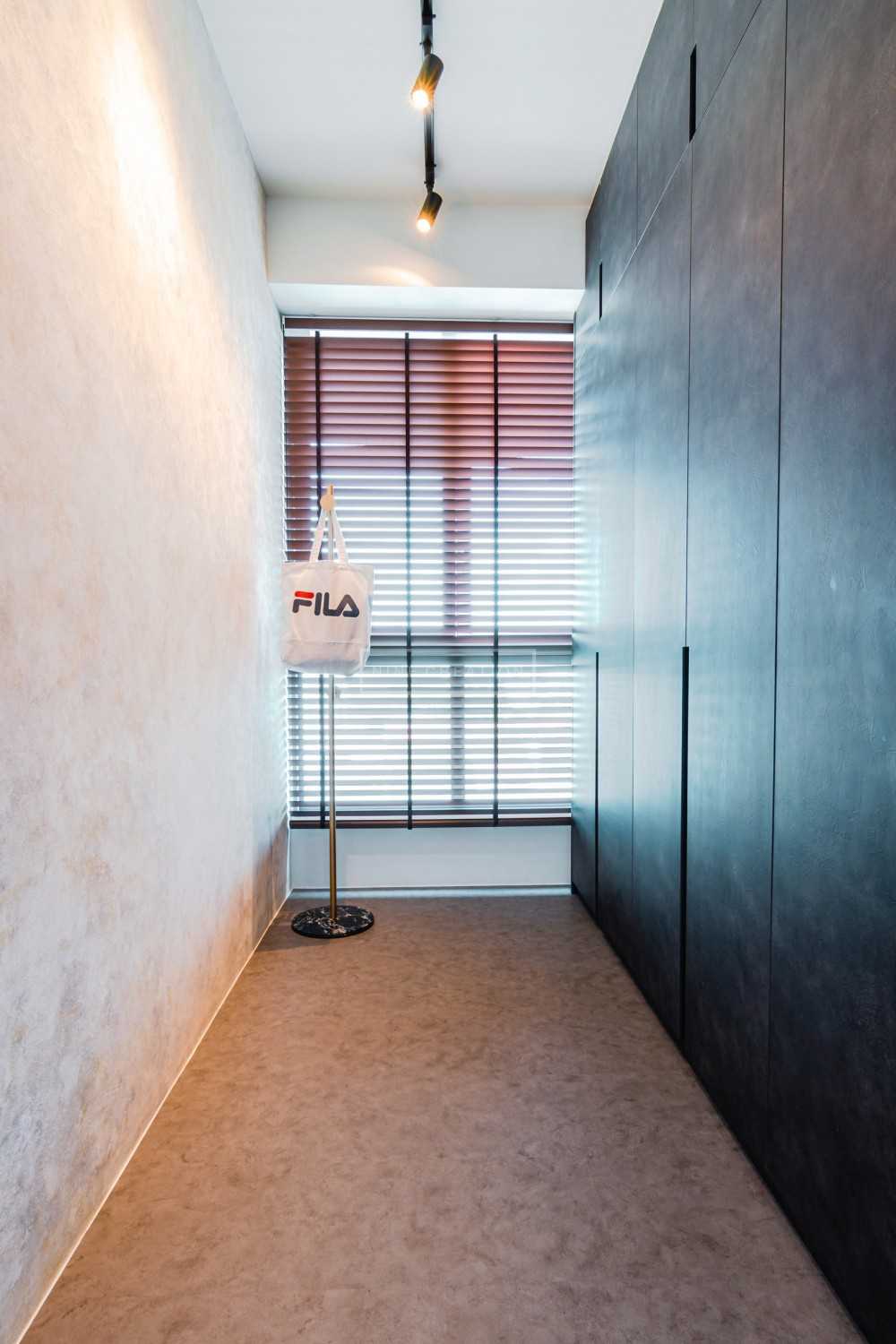 Industrial Walk-in Wardrobe with Mirror and Wardrobe