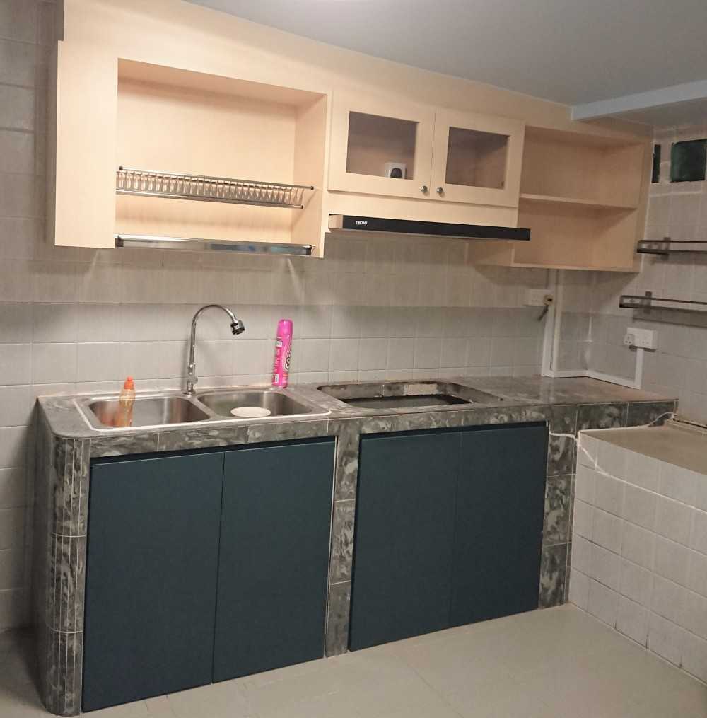 Contemporary Kitchen with Cupboard and Kitchen Cabinets