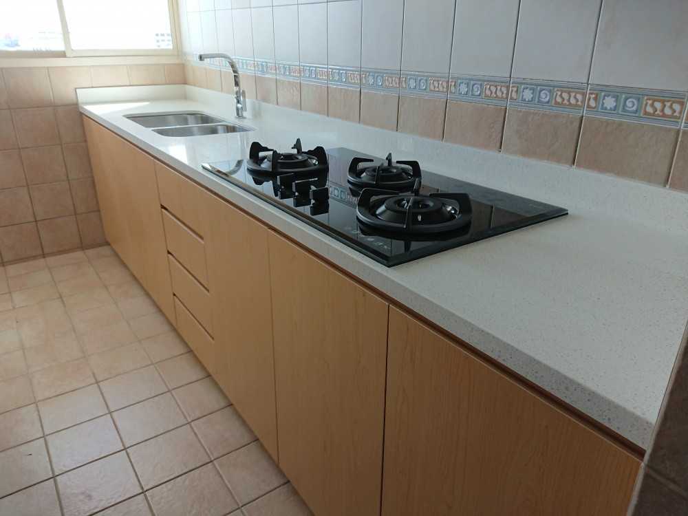 Contemporary Kitchen with Countertop and Kitchen Tap