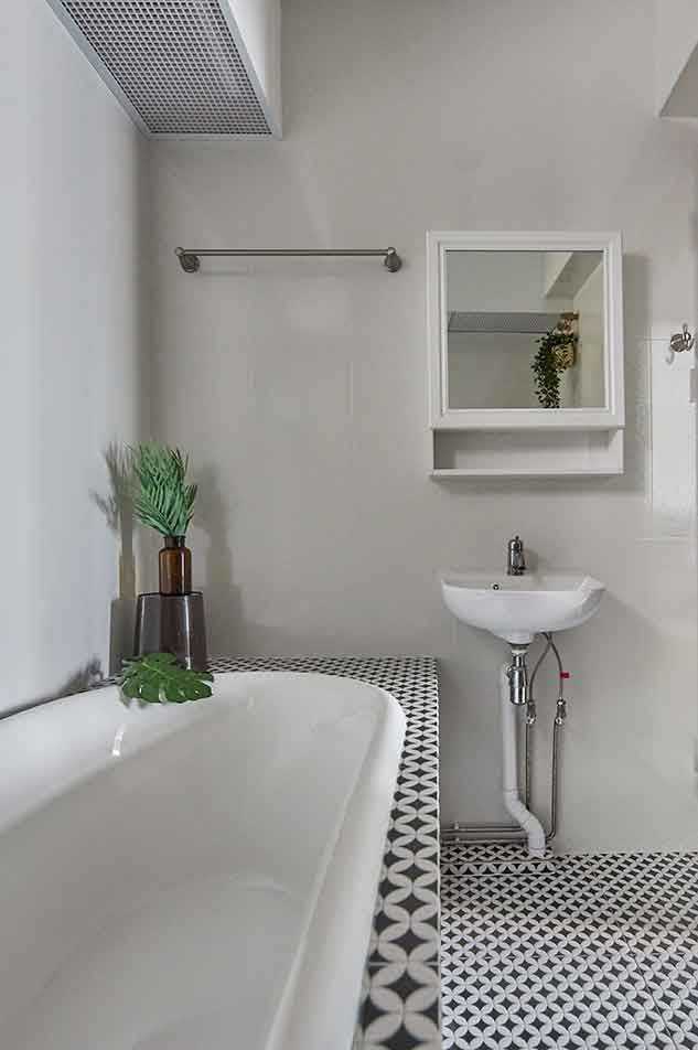 Vintage Bathroom with Mirror and Bathtub