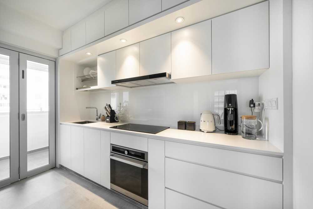 Modern Kitchen with Countertop and Homogeneous Tiles