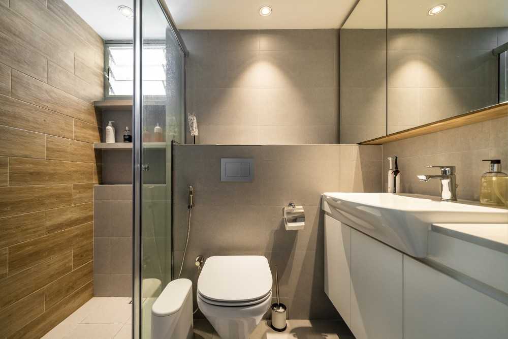 Modern Bathroom with Homogeneous Tiles and Mirror