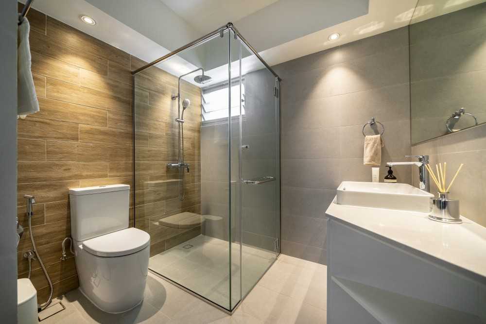 Modern Bathroom with Homogeneous Tiles and Mirror