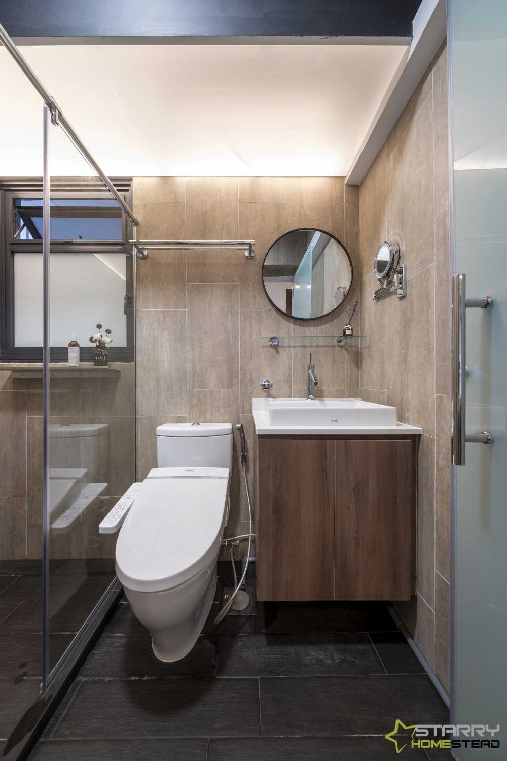 Modern Bathroom with Showers and Toilet Bowl