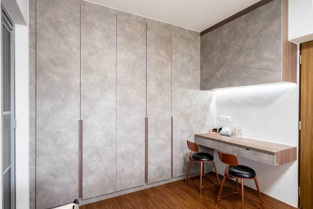 Contemporary Bedroom with Vinyl Flooring and Wardrobe