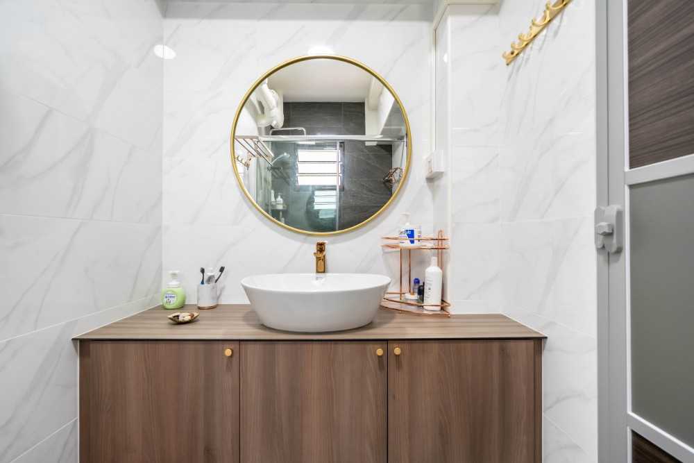 Contemporary Bathroom with Mirror and Bathroom Storage