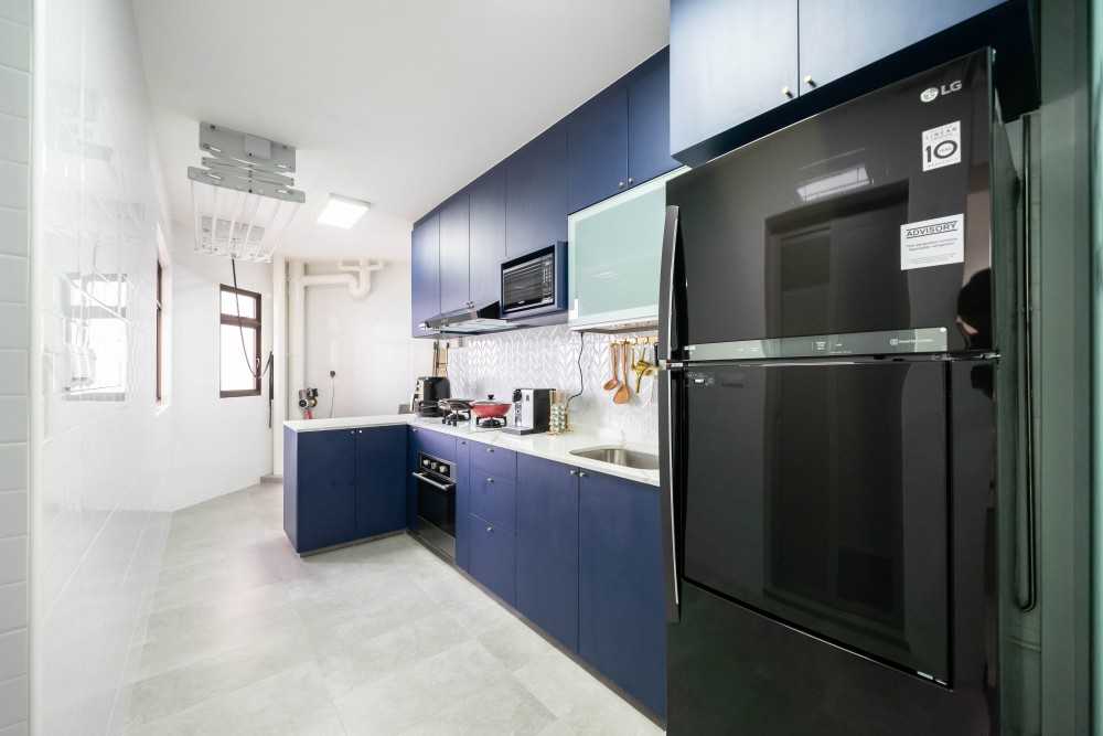 Contemporary Kitchen with Homogeneous Tiles and Kitchen Window