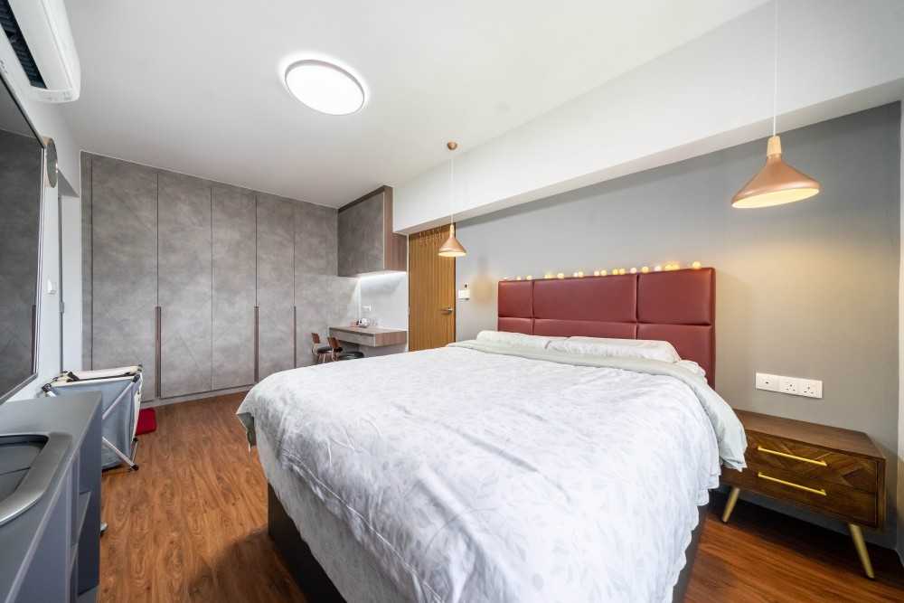 Contemporary Bedroom with Vinyl Flooring and Wardrobe
