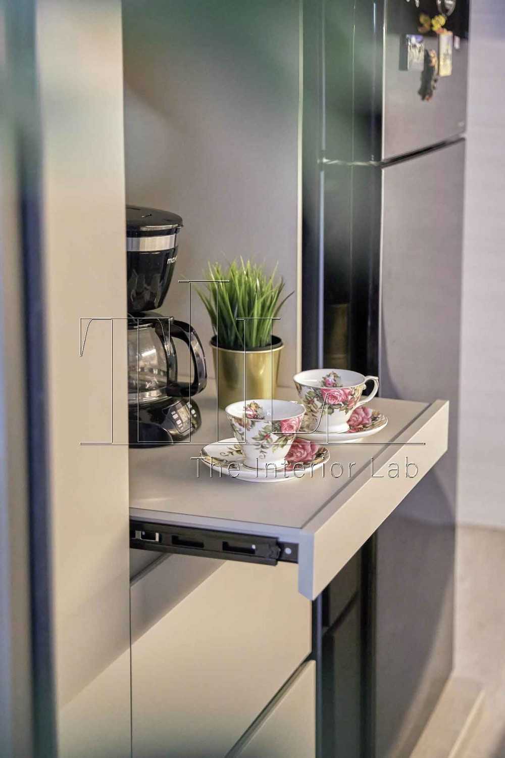 Contemporary Kitchen with Breakfast Counter and Kitchen Accessories