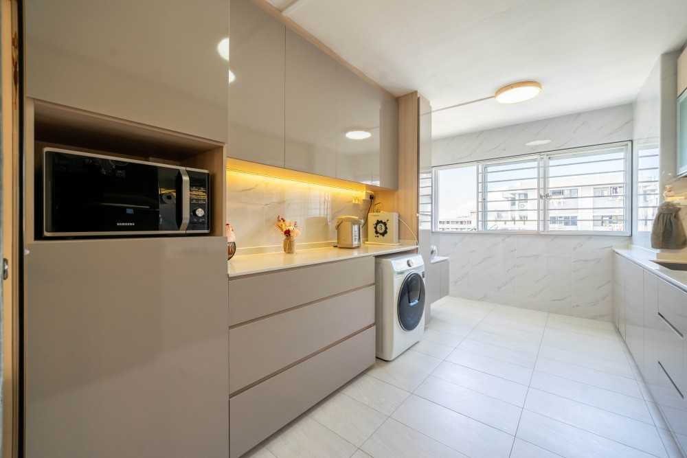 Scandinavian Kitchen with Homogeneous Tiles and Kitchen Backsplash
