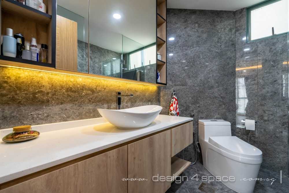 Contemporary Bathroom with Mirror and Bathtub