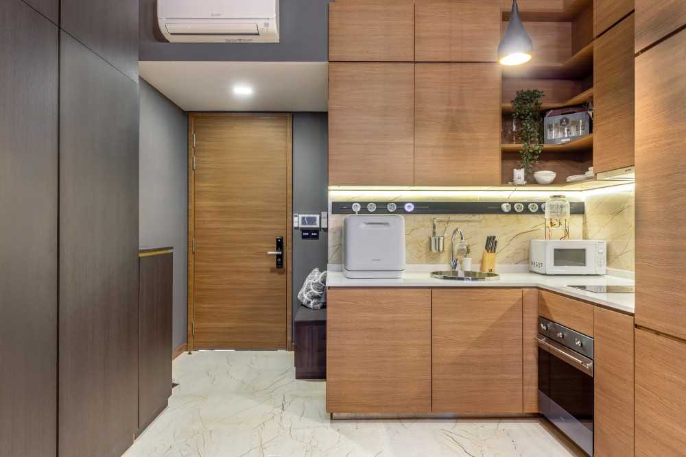 Modern Kitchen with Marble Floor and Open Kitchen