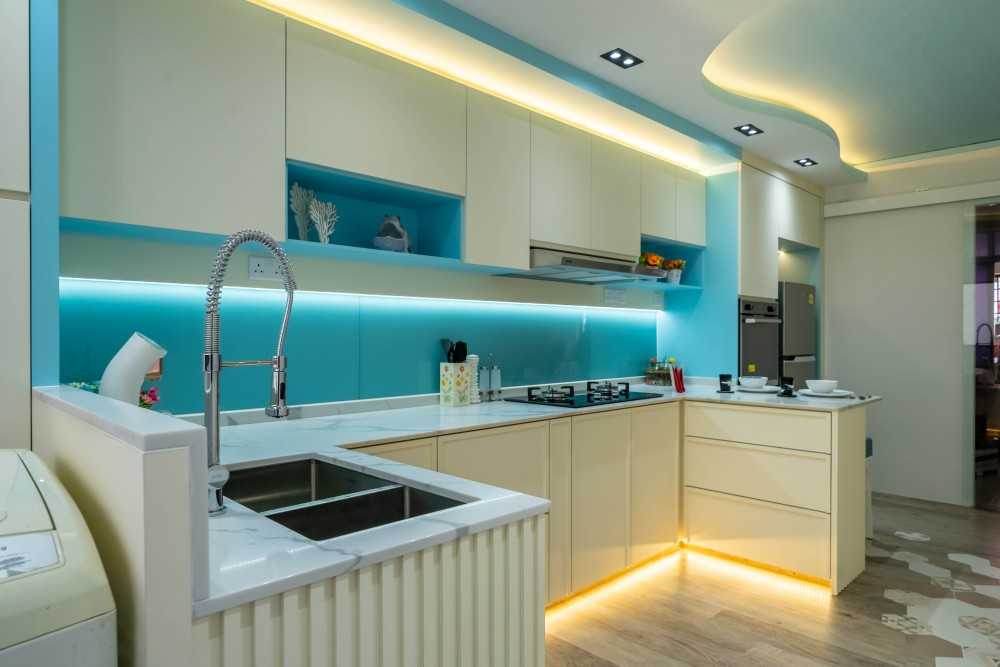 Contemporary Kitchen with Vinyl Flooring and Open Kitchen