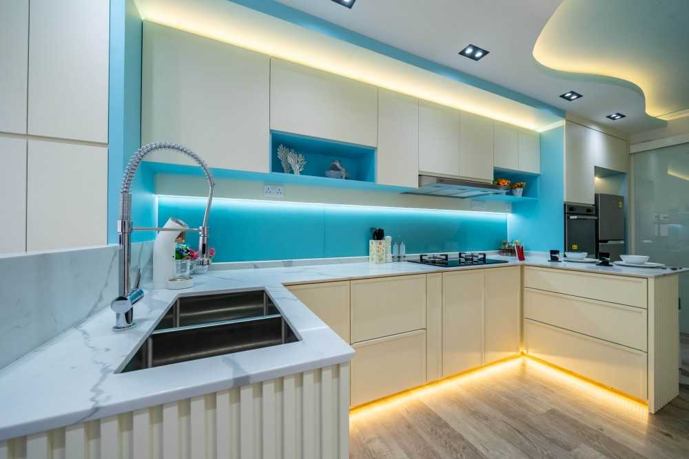 Contemporary Kitchen with Open Kitchen and Kitchen Backsplash