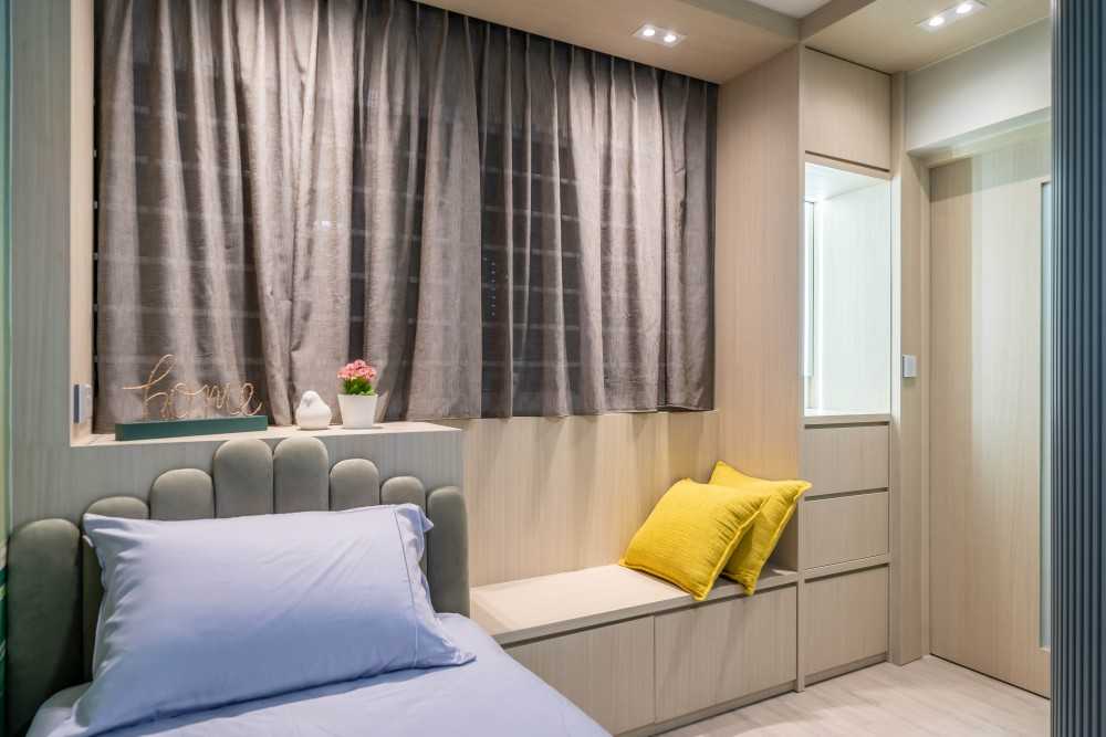 Modern Bedroom with Vinyl Flooring and Drop Light