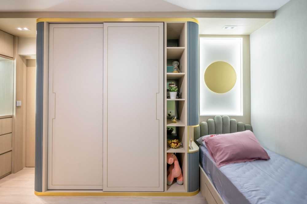 Modern Bedroom with Vinyl Flooring and Bay Window