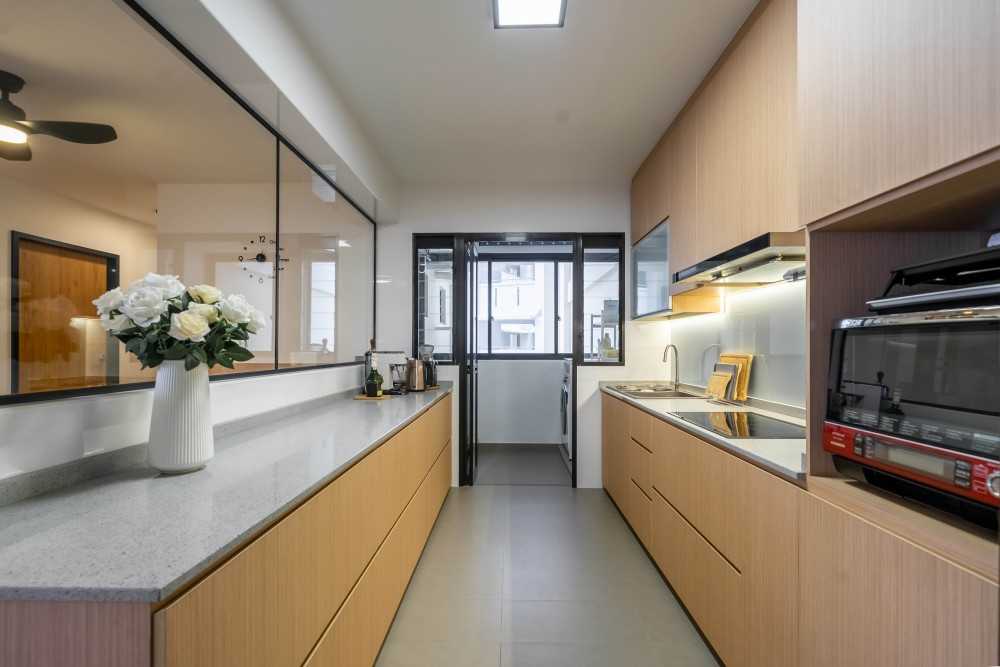 Scandinavian Kitchen with Breakfast Counter and Kitchen Backsplash