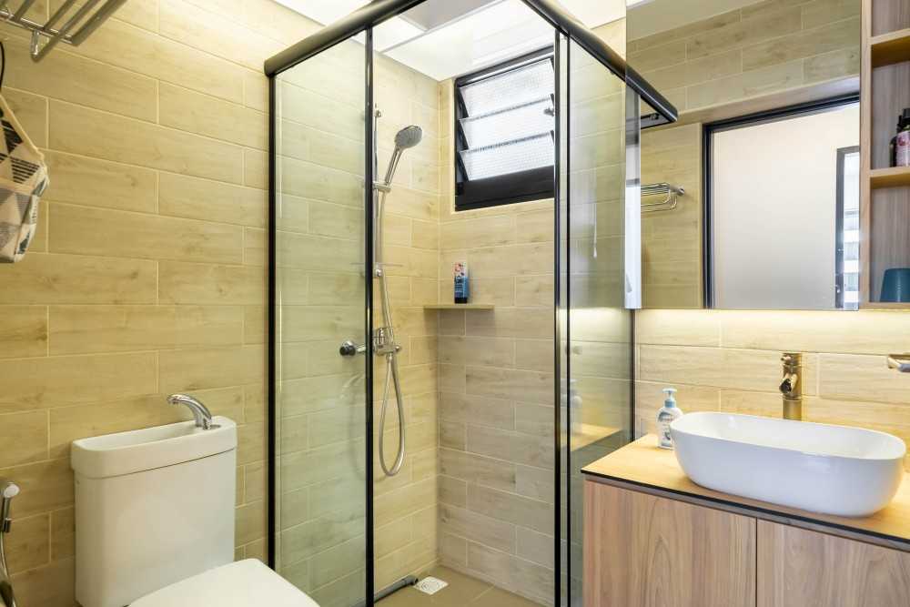 Scandinavian Bathroom with Homogeneous Tiles and Shower Screen
