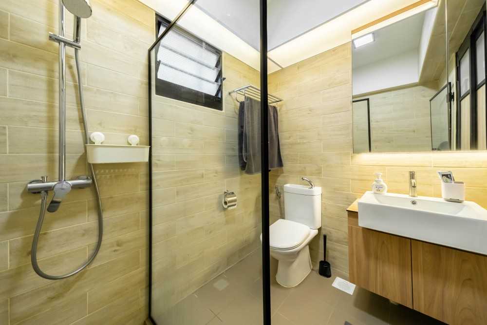 Scandinavian Bathroom with Homogeneous Tiles and Mirror