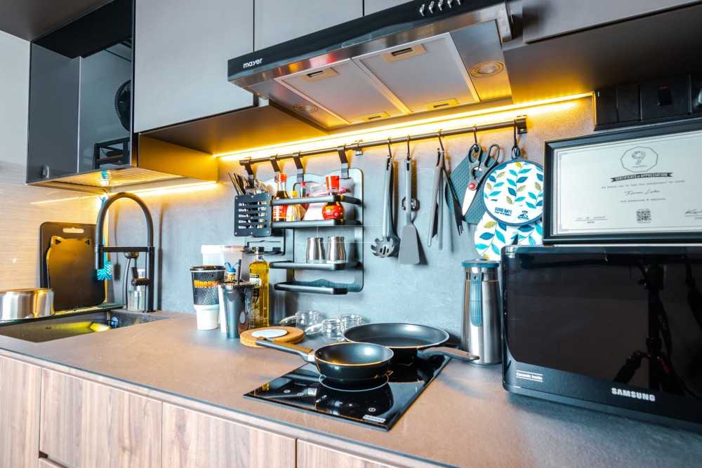Modern Kitchen with Countertop and Breakfast Counter