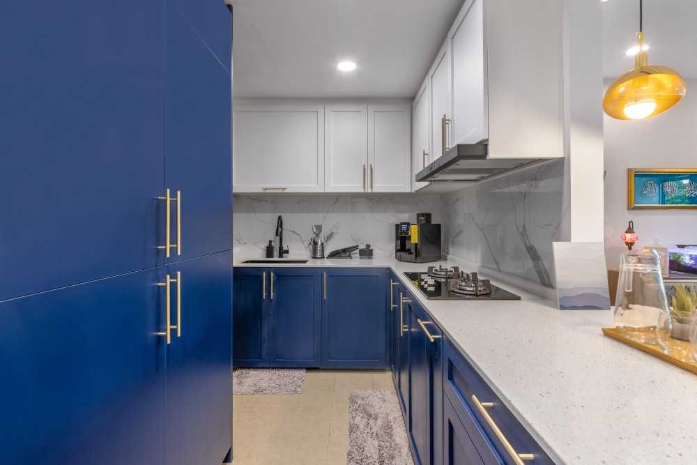 Modern Kitchen with Homogeneous Tiles and Kitchen Island