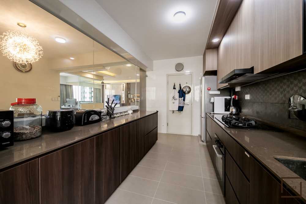 Modern Kitchen with Kitchen Tap and Kitchen Cabinets