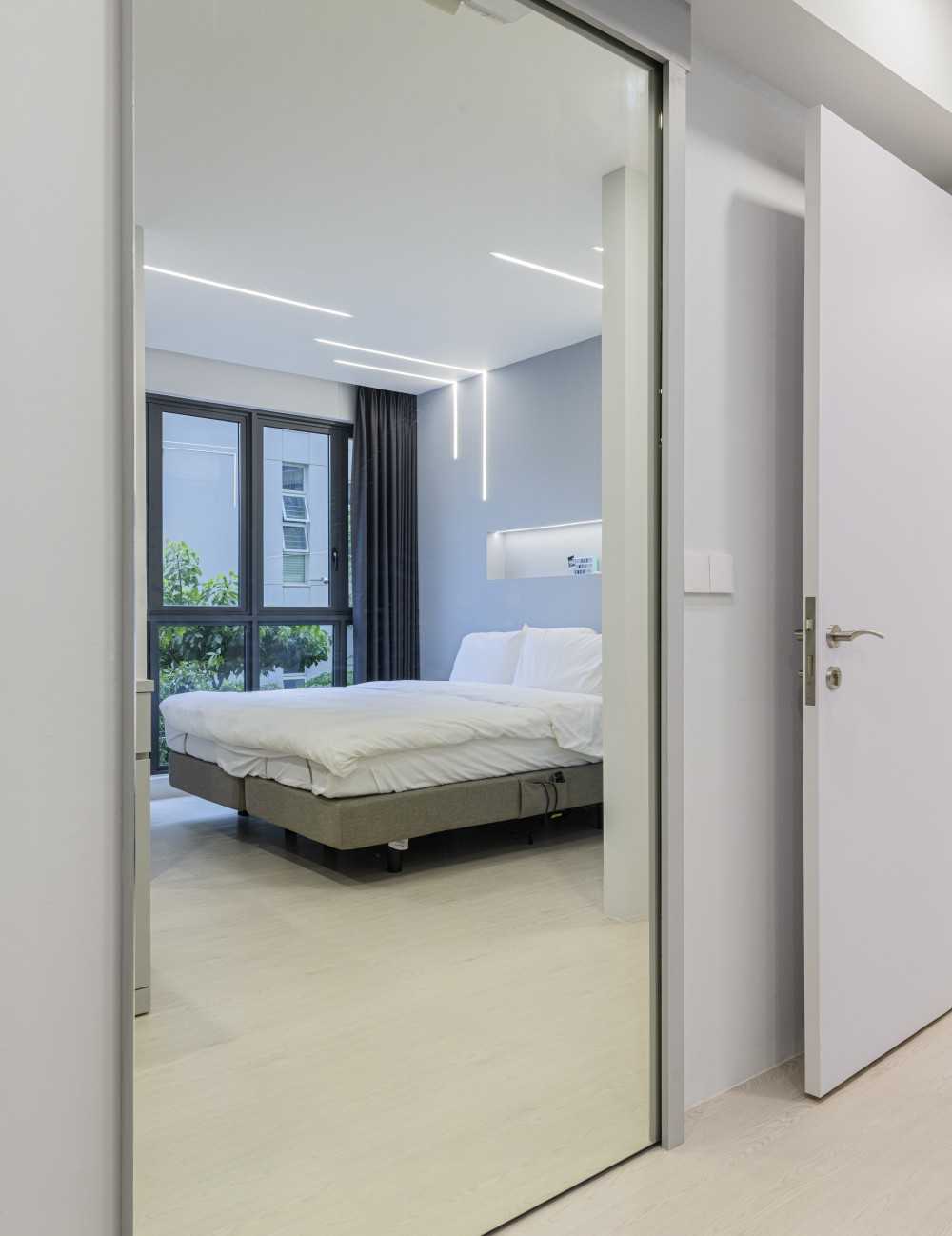 Modern Bedroom with Vinyl Flooring and Flooring