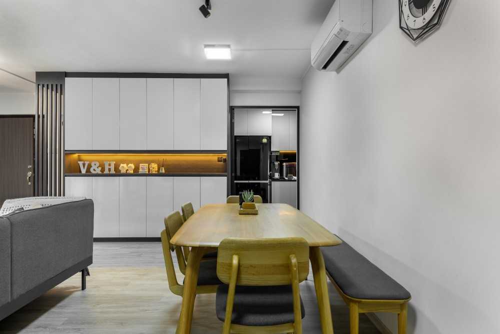 Minimalist Dining Room with Dining Table and Dining Chairs