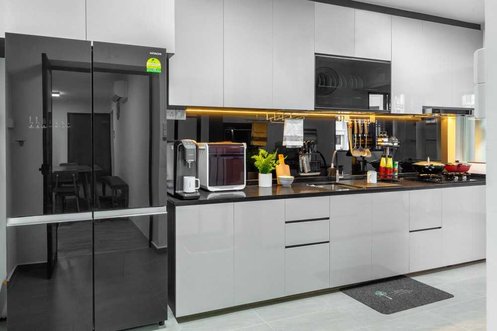 Minimalist Kitchen with Homogeneous Tiles and Kitchen Backsplash