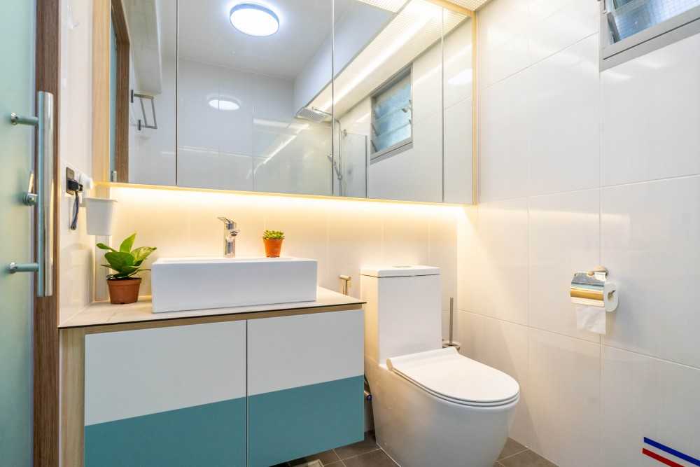 Scandinavian Bathroom with Homogeneous Tiles and Mirror