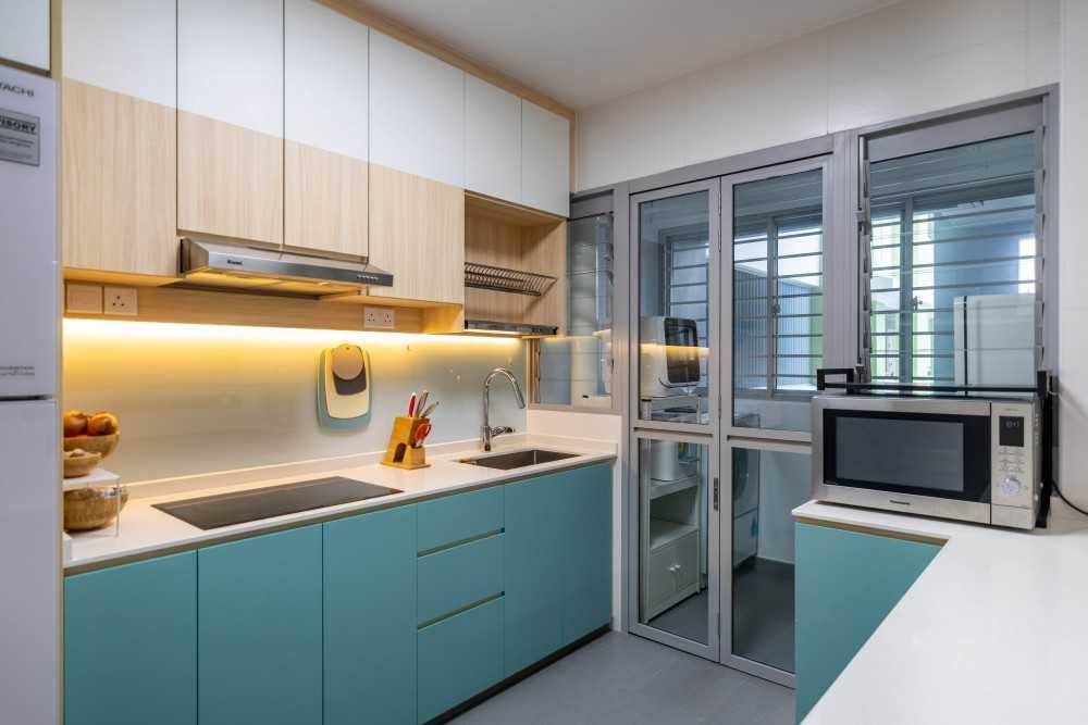 Scandinavian Kitchen with Homogeneous Tiles and Kitchen Window