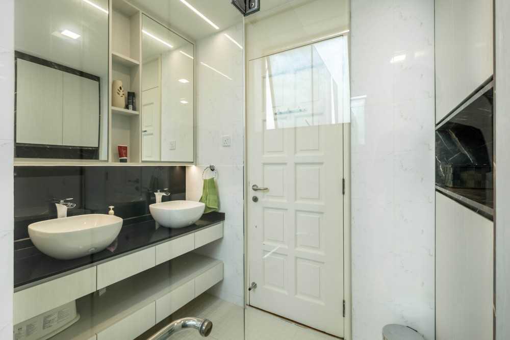 Contemporary Bathroom with Homogeneous Tiles and Mirror