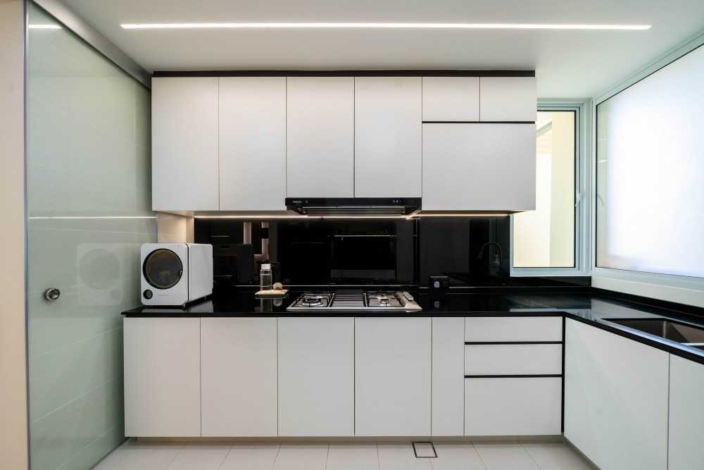 Contemporary Kitchen with Countertop and Homogeneous Tiles