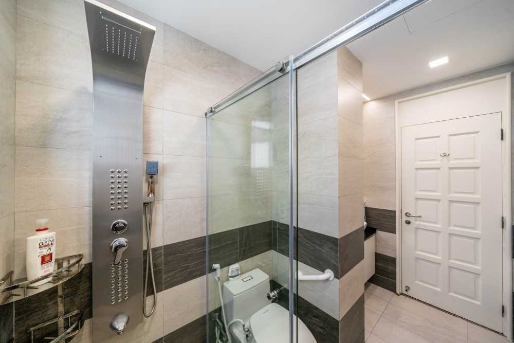 Contemporary Bathroom with Homogeneous Tiles and Mirror