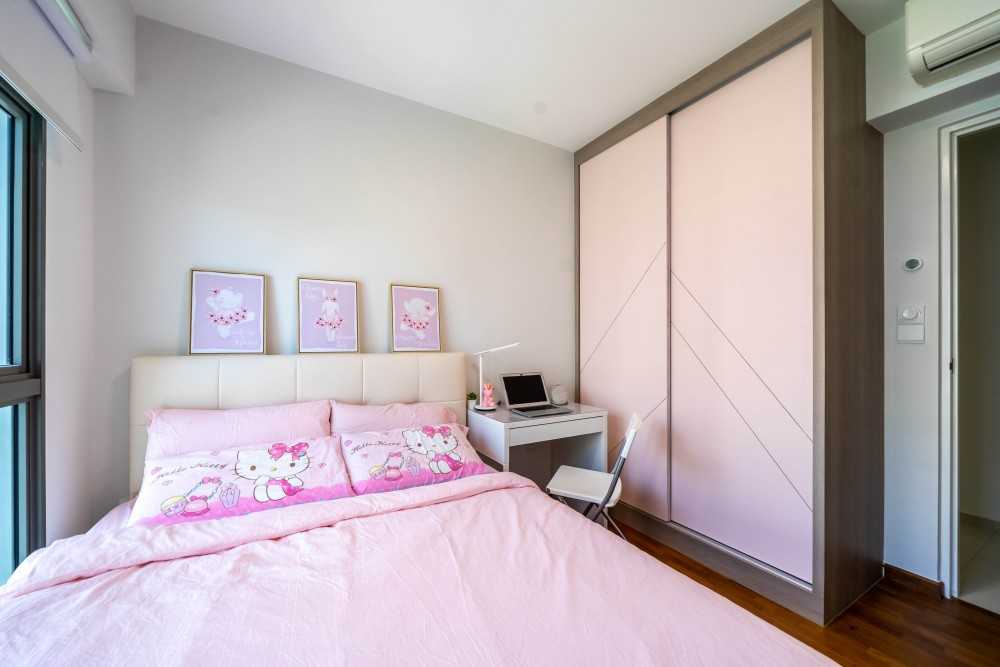 Contemporary Bedroom with Vinyl Flooring and Parquet Floor