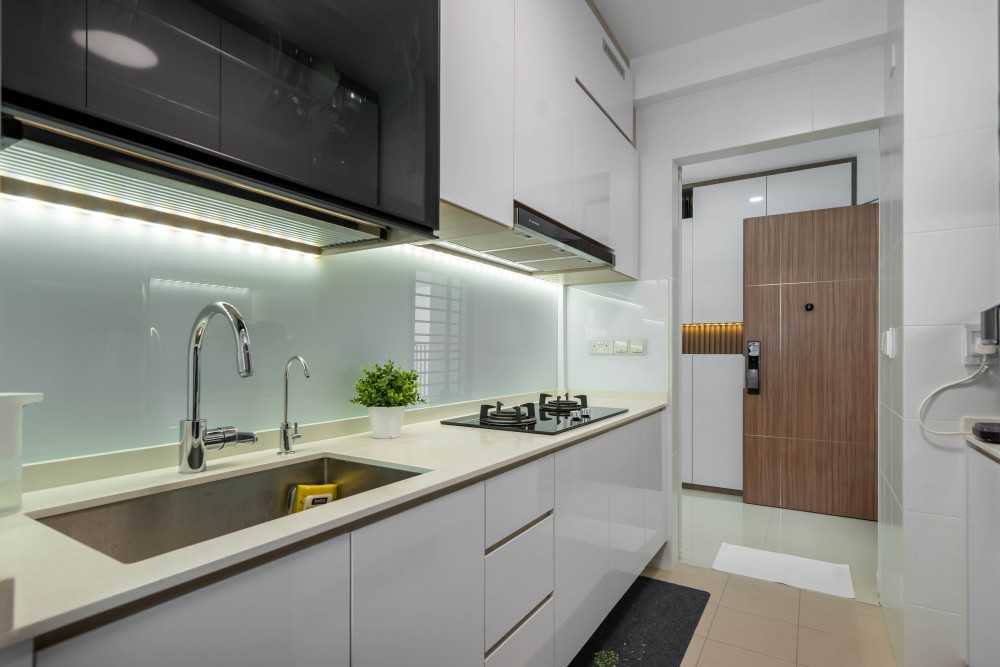 Contemporary Kitchen with Homogeneous Tiles and Granite Floor