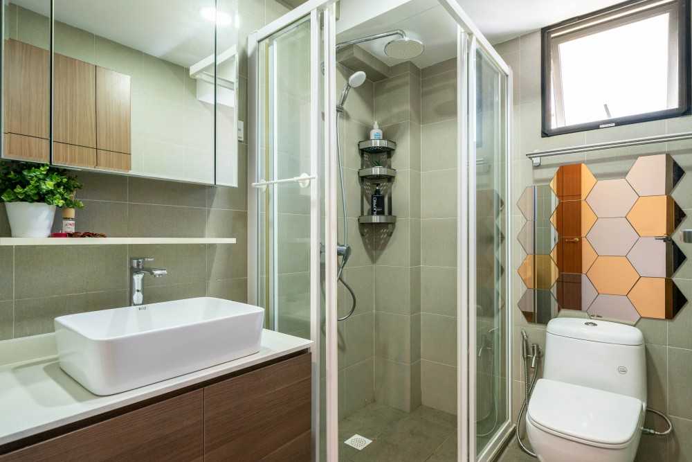 Contemporary Bathroom with Homogeneous Tiles and Mirror
