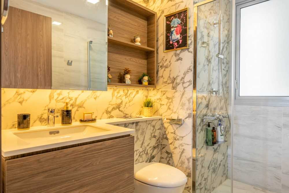 Modern Bathroom with Herringbone Tiling and Marble Floor