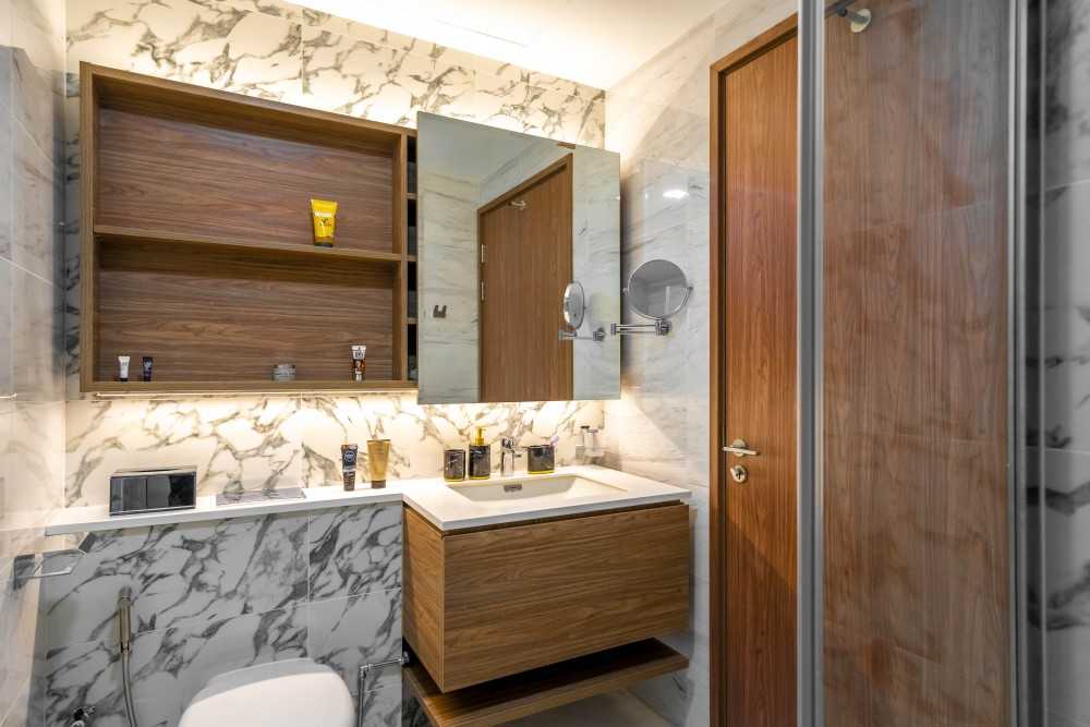 Modern Bathroom with Marble Floor and Mirror