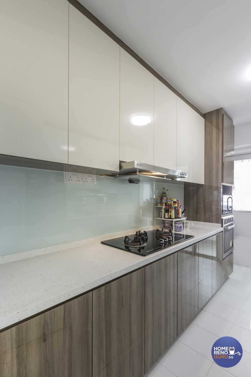 Modern Kitchen with Kitchen Backsplash and Kitchen Cabinets