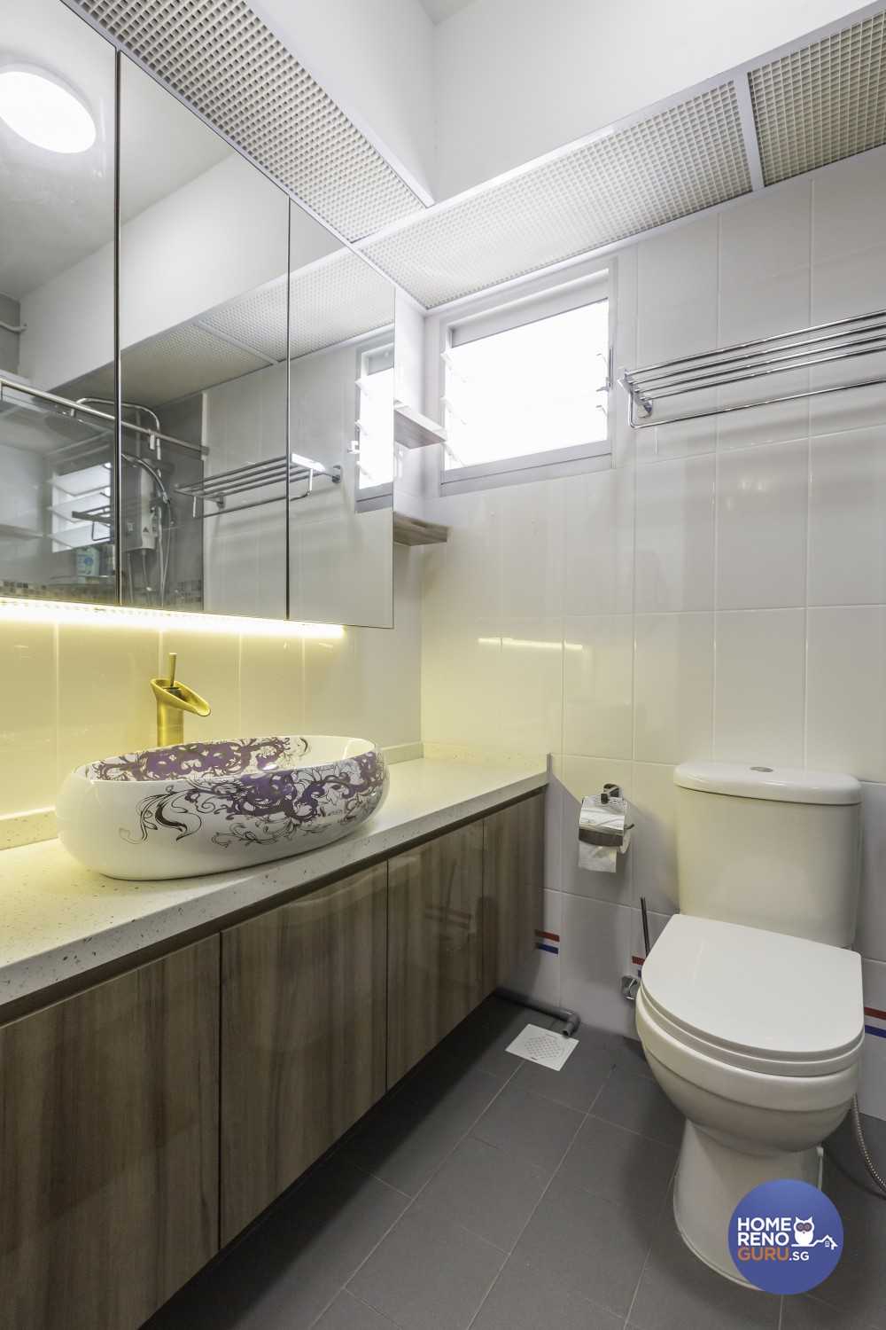 Modern Bathroom with Mirror and Vanity Counter